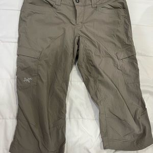 Arc’teryx Women’s Khaki Parapet Long Cargo Shorts size 10.